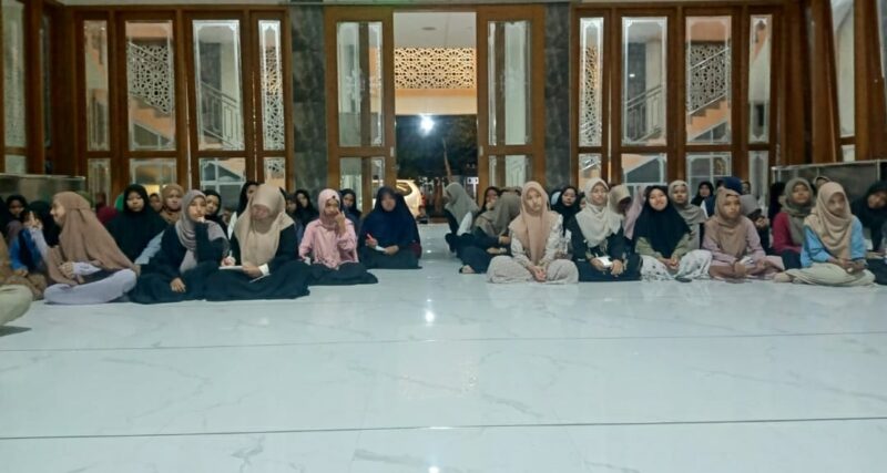 Para siswi SMA Muhammadiyah 1 Jombang mengikuti halaqoh ilmu dalam Pesantren Jumat Sabtu