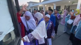 Jamaah calon haji dari KBIHu Sidrotul Muntaha Jombang menaiki bus