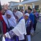 Jamaah calon haji dari KBIHu Sidrotul Muntaha Jombang menaiki bus