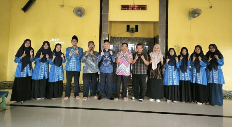 Majelis Dikdasmen PDM Jombang berfoto bersama dengan para guru usai pembinaan