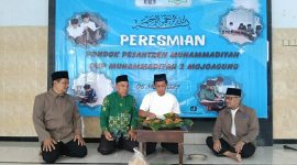 Ketua PDM Jombang memotong tumpeng menandai dibukanya Ponpes Muhammadiyah Mojoagung