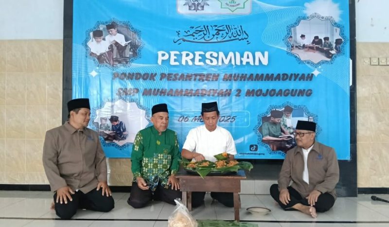 Ketua PDM Jombang memotong tumpeng menandai dibukanya Ponpes Muhammadiyah Mojoagung