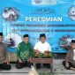Ketua PDM Jombang memotong tumpeng menandai dibukanya Ponpes Muhammadiyah Mojoagung