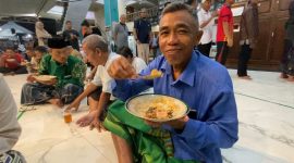 Foto ilustrasi, warga Muhammadiyah Jombang makan bersama di serambi masjid Jogokaryan Jogjakarta