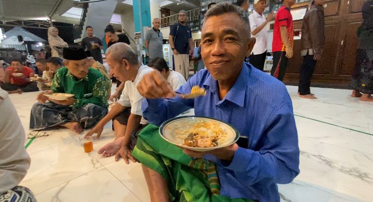 Foto ilustrasi, warga Muhammadiyah Jombang makan bersama di serambi masjid Jogokaryan Jogjakarta