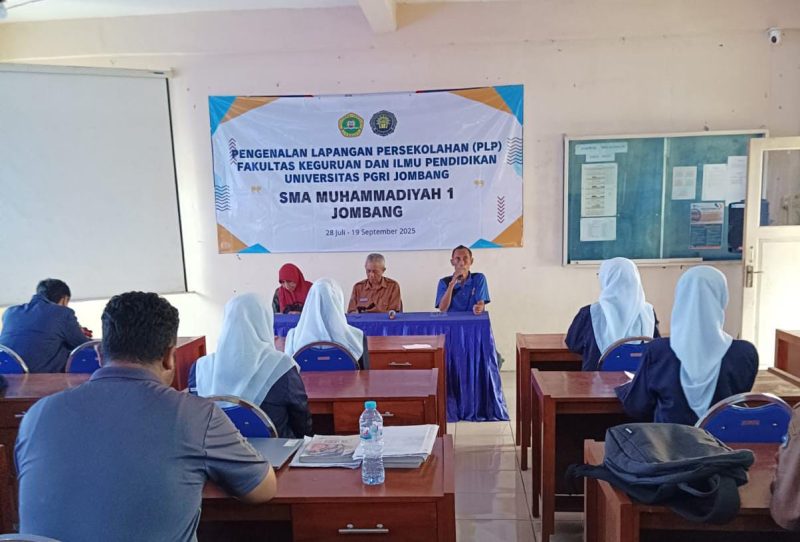 Kepala SMA Muhammadiyah 1 Jombang, Syamsul Maarif terima kedatangan 10 mahasiswa UPBJ