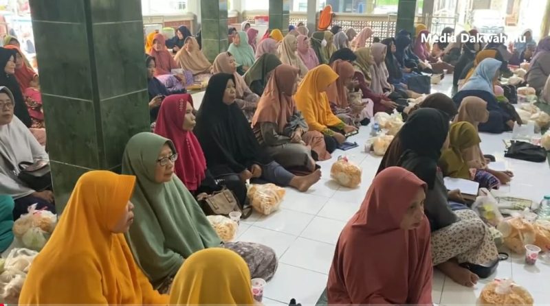 Warga Muhammadiyah Sumobito mengikuti Pengajian Umum Ahad Pagi (PUAP)