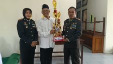 Kepala MIM 10 Jombang, Annas Fauzi menunjukkan tropy juara lomba gerak jalan yang diperoleh siswa-siswinya