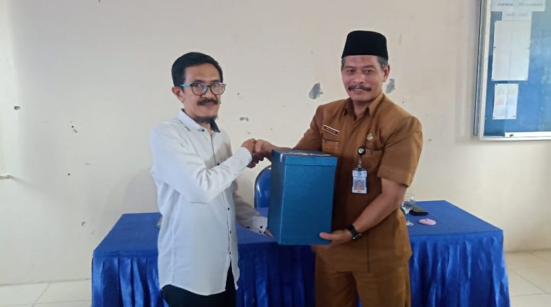 Kepala SMA Muhammadiyah 1 Jombang, Juni Muslimin memberikan cinderamata kepada Pengawas Sekolah, Drs. Mufid, M.M.Pd