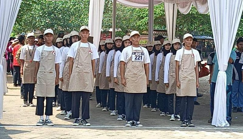 Siswa SMK dan SMA Muhammadiyah 2 Mojoagung ikuti lomba gerak jalan tingkat Kecamatan