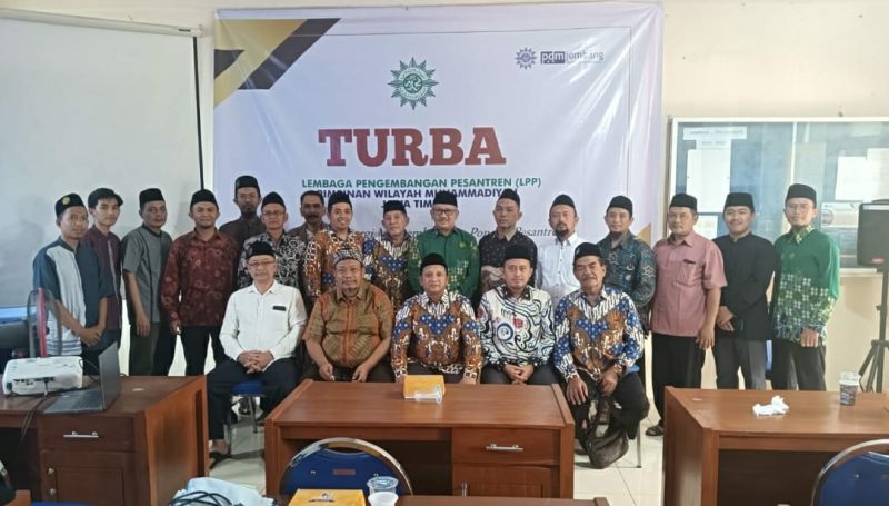 Pimpinan LP2M PWM Jatim berfoto bersama dengan para pimpinan Ponpes Muhammadiyah Jombang