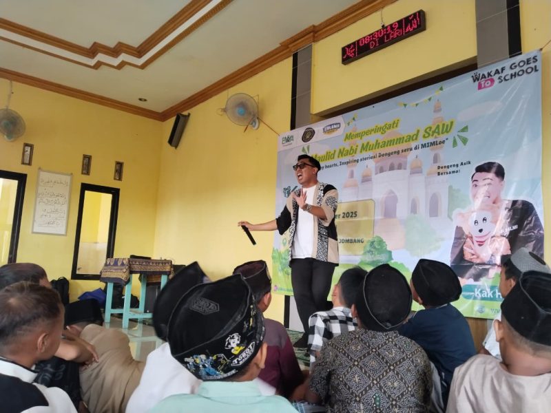 Pendongeng asal Surabaya tampil memukau dihadapan para siswa MIM 10 Jombang