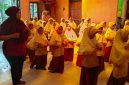 Siswi MIM `1 Jombang berada di sanggar tari Lung Ayu