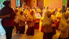 Siswi MIM `1 Jombang berada di sanggar tari Lung Ayu