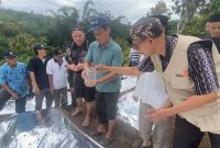 Ketua PD Muhammadiyah Jombang, Dr Abdul Malik, MP, IPU, tanama bibit bengkoang bersama seluruh Pimpinan Cabang Muhammadiyah di Wonosalam