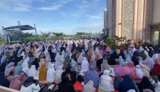 Ribuan warga muhammadiyah Jombang ikuti shalat iedul fitri di halaman masjid KH Ahmad Dahlan 