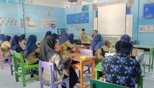 para guru antusias mengikuti Sosialisasi dan Uji Kompetensi Guru di MIM 10 Jombang