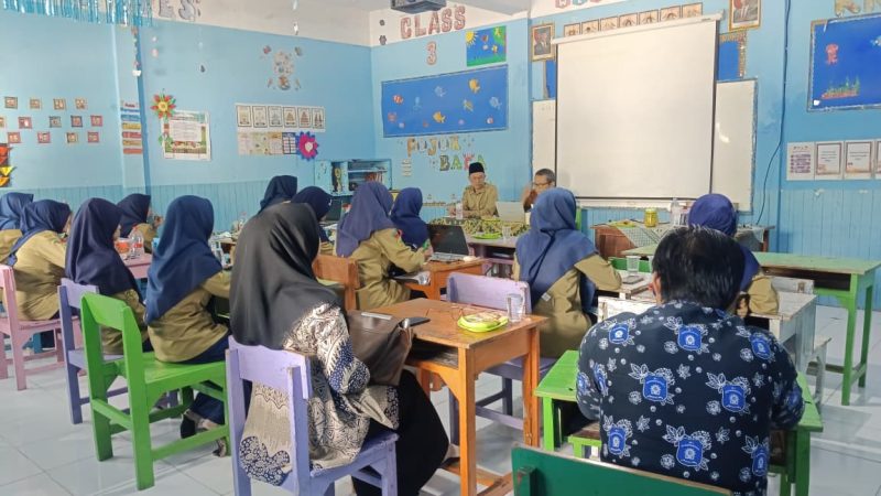 para guru antusias mengikuti Sosialisasi dan Uji Kompetensi Guru di MIM 10 Jombang