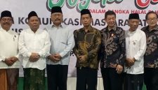 Ketua Pimpinan daerah Muhammadiyah Jombang, Dr Abdul Malik foto bersama Wakil Bupati Jombang Gus Salman dan para tokoh agama 