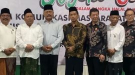 Ketua Pimpinan daerah Muhammadiyah Jombang, Dr Abdul Malik foto bersama Wakil Bupati Jombang Gus Salman dan para tokoh agama 