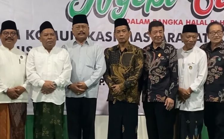 Ketua Pimpinan daerah Muhammadiyah Jombang, Dr Abdul Malik foto bersama Wakil Bupati Jombang Gus Salman dan para tokoh agama 