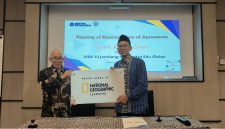 Kepala MIM 10 Jombang, Anas Fauzi (kanan) usai penandatanganan kerjasama dengan Sentra Eduglobal