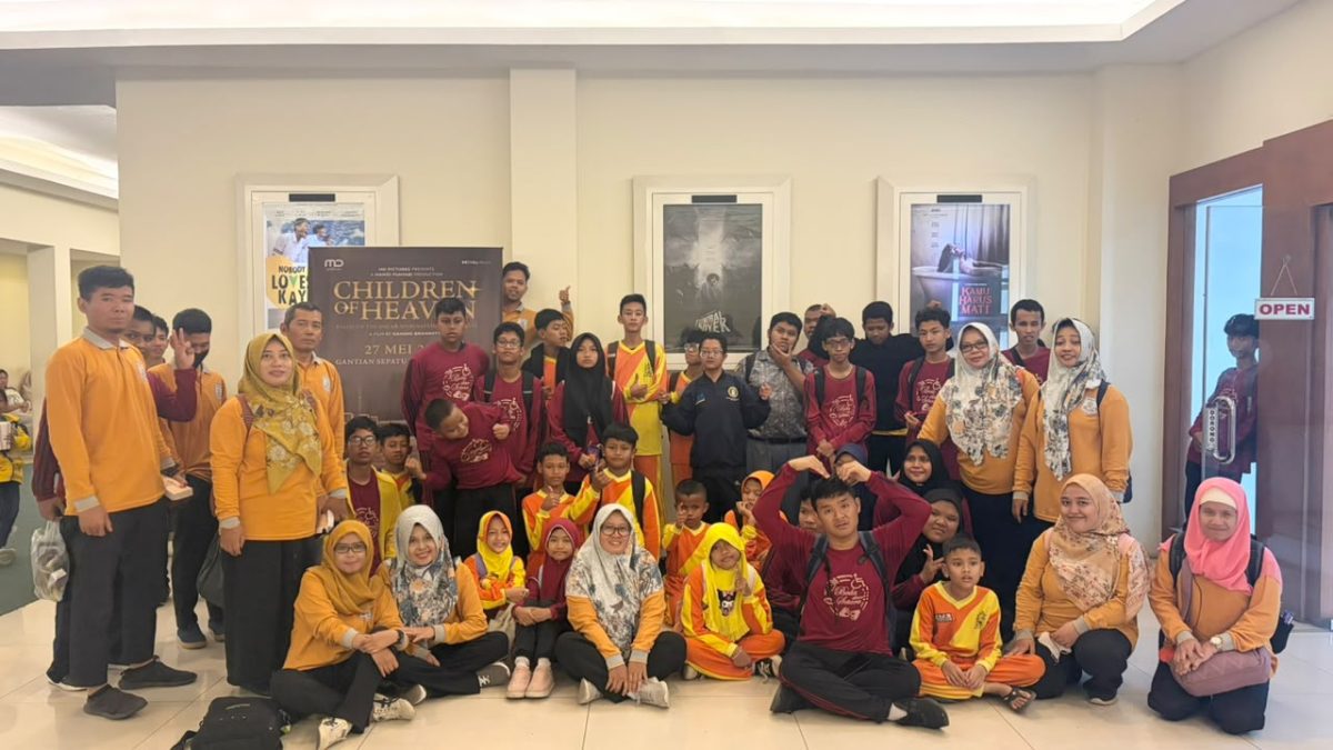 Siswa dan guru SLB Muhammadiyah Jombang berfoto bersama