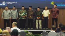 Foto bersama, dr Iwan Hartono (direktur RSM Jombang), Ust Sirajul Anam (ketua MPKU PDM Jombang). Drs Ali Said (Waket PDM Jombang), Dr. Abdul Malik (Ketua PDM Jombang), dr Rachmat Hadi Santoso (Direktur RSMJ pertama), dr Ghofir (mantan Direktur RSMJ)