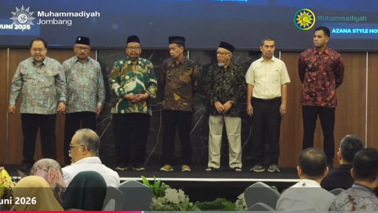 Foto bersama, dr Iwan Hartono (direktur RSM Jombang), Ust Sirajul Anam (ketua MPKU PDM Jombang). Drs Ali Said (Waket PDM Jombang), Dr. Abdul Malik (Ketua PDM Jombang), dr Rachmat Hadi Santoso (Direktur RSMJ pertama), dr Ghofir (mantan Direktur RSMJ)