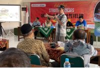 Dr. Ir Abdul Malik, MP, Ketua PDM Jombang membuka pelatihan beternak ayam skala rumahan