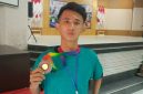 Ahmad Dai Robby, siswa SLB Muhammadiyah Jombang menunjukkan medali yang diraihnya