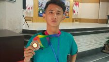 Ahmad Dai Robby, siswa SLB Muhammadiyah Jombang menunjukkan medali yang diraihnya