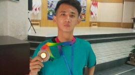 Ahmad Dai Robby, siswa SLB Muhammadiyah Jombang menunjukkan medali yang diraihnya