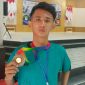 Ahmad Dai Robby, siswa SLB Muhammadiyah Jombang menunjukkan medali yang diraihnya