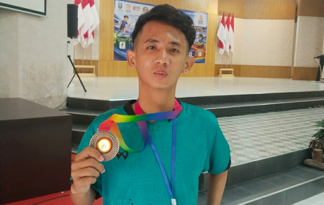 Ahmad Dai Robby, siswa SLB Muhammadiyah Jombang menunjukkan medali yang diraihnya