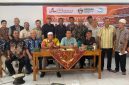 Foto bersama Dr. Abdul Malik, MP, IPU, pemateri, bersama para peserta pelatihan di aula kantor Pimpinan Daerah Muhamnmadiyah Jombang