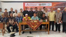 Foto bersama Dr. Abdul Malik, MP, IPU, pemateri, bersama para peserta pelatihan di aula kantor Pimpinan Daerah Muhamnmadiyah Jombang