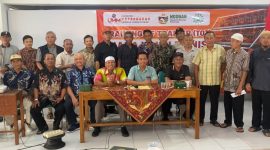 Foto bersama Dr. Abdul Malik, MP, IPU, pemateri, bersama para peserta pelatihan di aula kantor Pimpinan Daerah Muhamnmadiyah Jombang