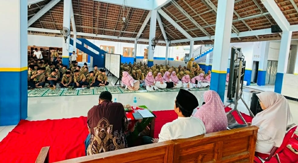 Para santri antusias mengikuti kegiatan di SMP MBS Jombang