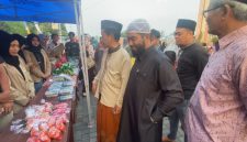 Ketua PD Muhammadiyah Jombang, Dr Abdul Malik bersama Ust Rifky Ja'far Thalib dan Wakil Ketua PDM Ust Sugeng Santoso meninjau stand bazar UMKM