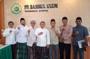 Foto bersama Ketua PD Muhammadiyah Jombang, Dr Ir Abdul Malik MP, IPU dan Panitia Lokal Muktamar NU ke 35 (tengah) beserta jajaran PDM dan LazisMu 