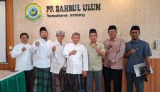 Foto bersama Ketua PD Muhammadiyah Jombang, Dr Ir Abdul Malik MP, IPU dan Panitia Lokal Muktamar NU ke 35 (tengah) beserta jajaran PDM dan LazisMu 
