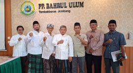 Foto bersama Ketua PD Muhammadiyah Jombang, Dr Ir Abdul Malik MP, IPU dan Panitia Lokal Muktamar NU ke 35 (tengah) beserta jajaran PDM dan LazisMu 